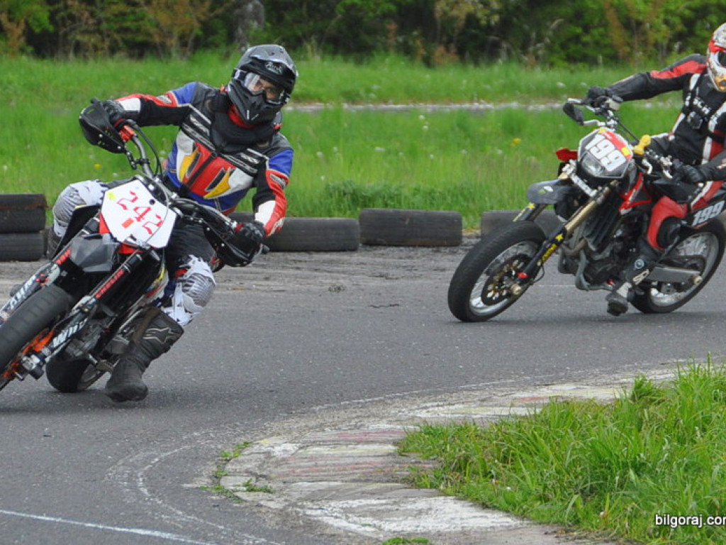 BIŁGORAJ: Wyścigi motocykli w klasie SUPERMOTO (FOTO)