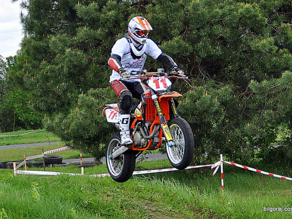 BIŁGORAJ: Wyścigi motocykli w klasie SUPERMOTO (FOTO)