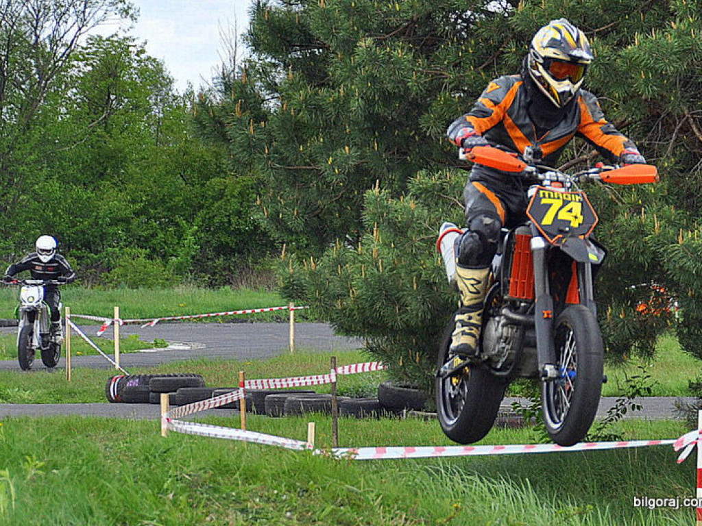 BIŁGORAJ: Wyścigi motocykli w klasie SUPERMOTO (FOTO)