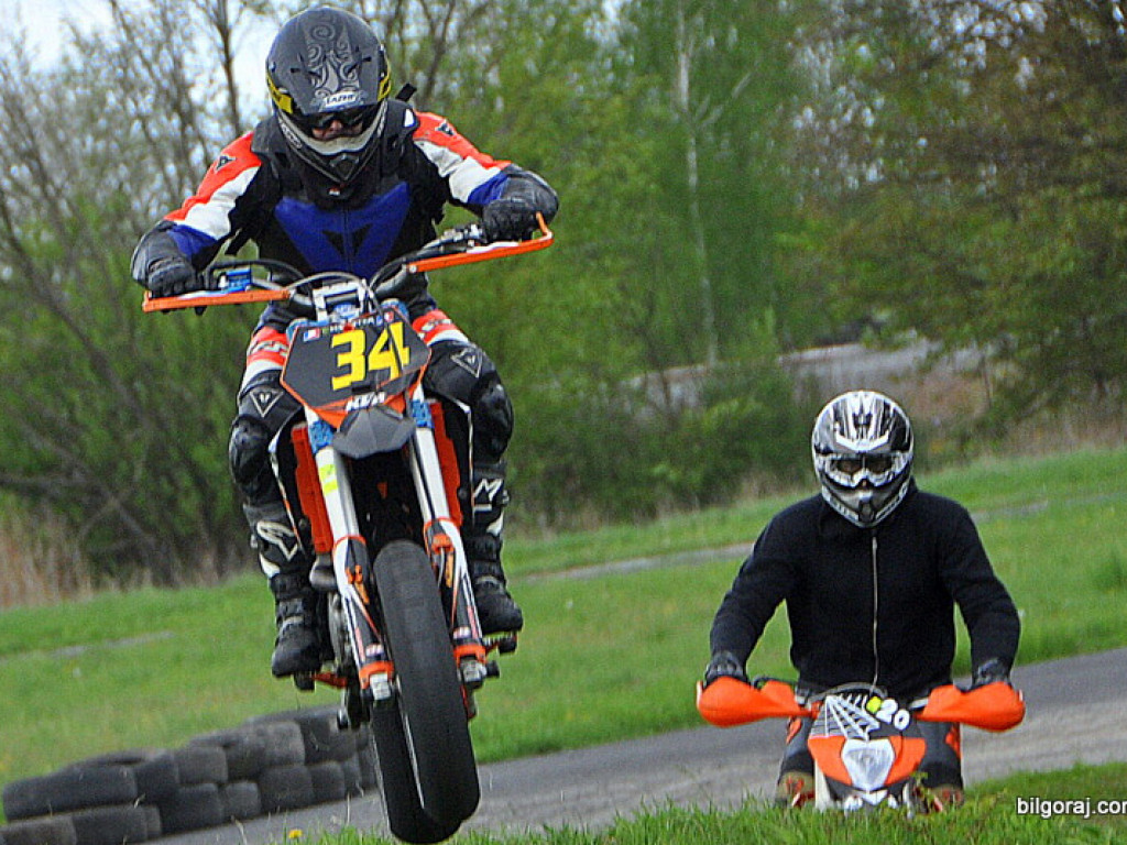 BIŁGORAJ: Wyścigi motocykli w klasie SUPERMOTO (FOTO)