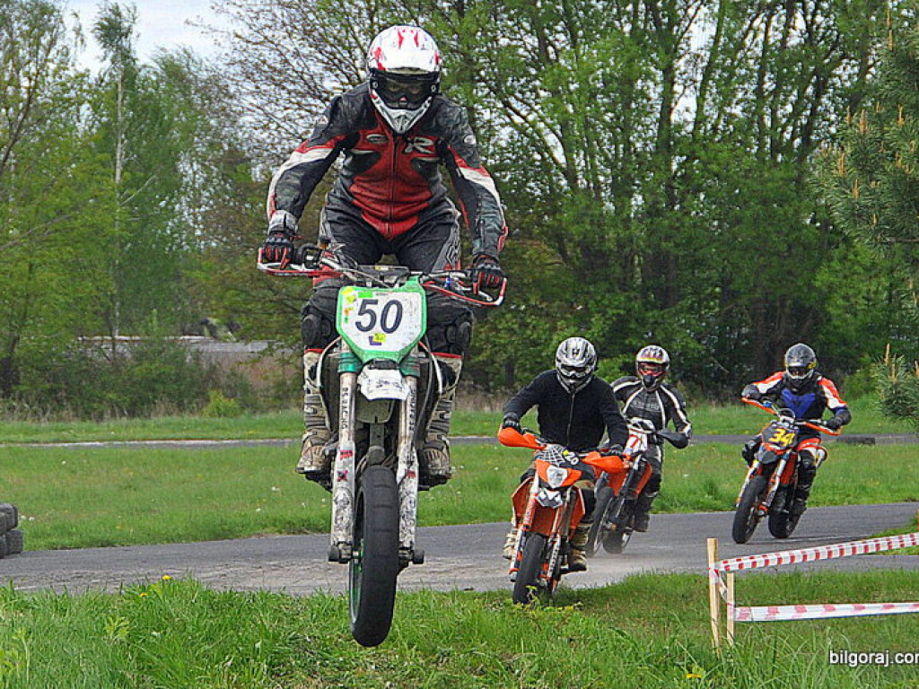BIŁGORAJ: Wyścigi motocykli w klasie SUPERMOTO (FOTO)