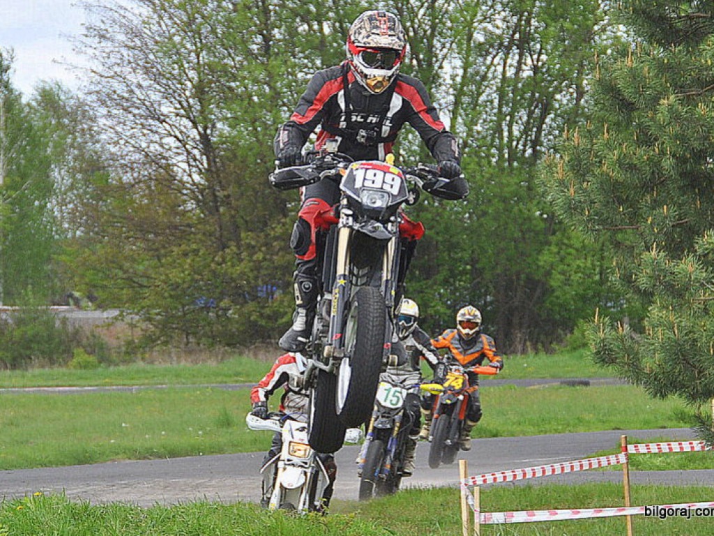 BIŁGORAJ: Wyścigi motocykli w klasie SUPERMOTO (FOTO)