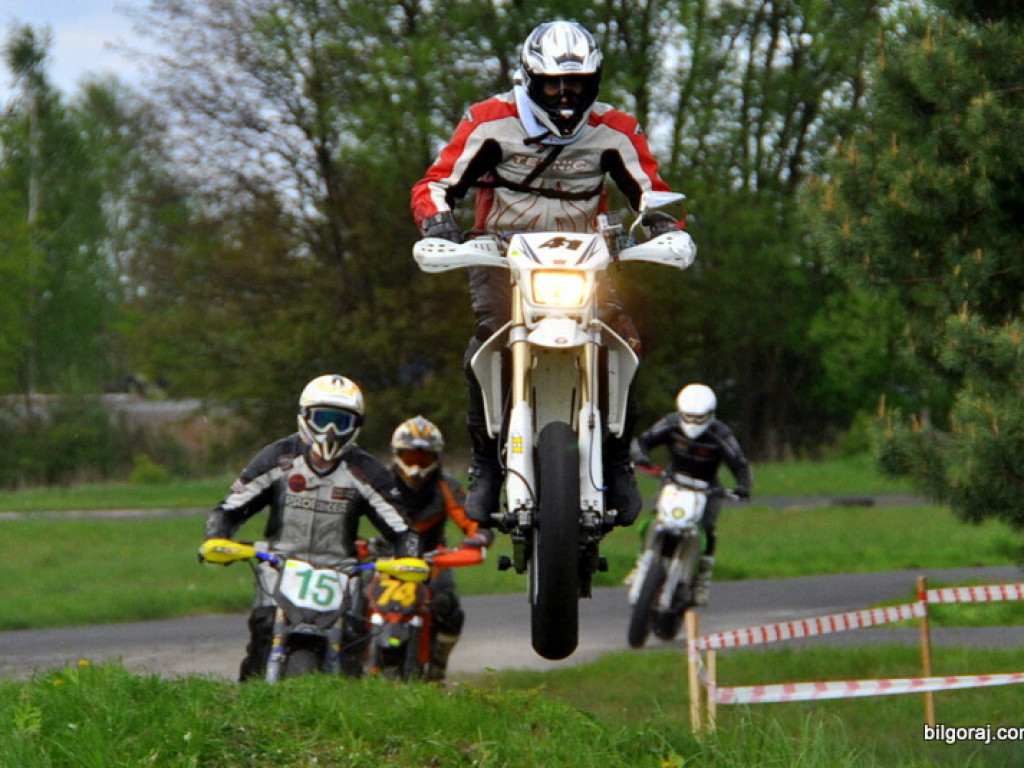 BIŁGORAJ: Wyścigi motocykli w klasie SUPERMOTO (FOTO)