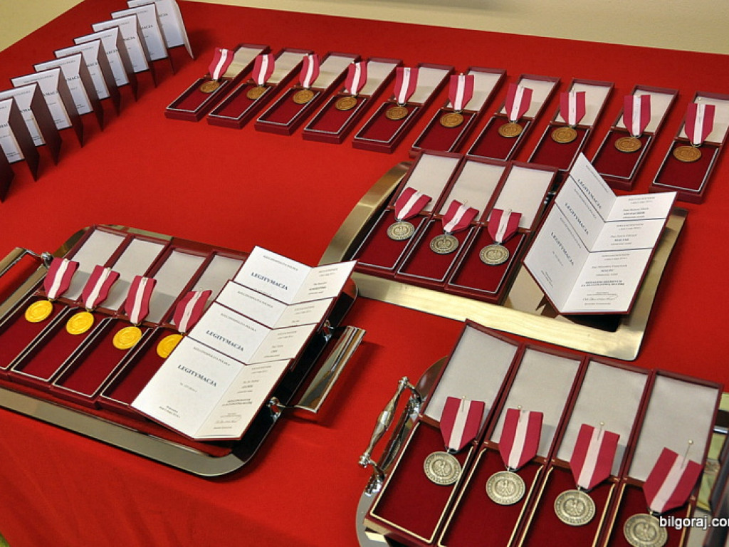 Medale za Długoletnią Służbę trafiły do pracowników Starostwa Powiatowego w Biłgoraju (FOTO)