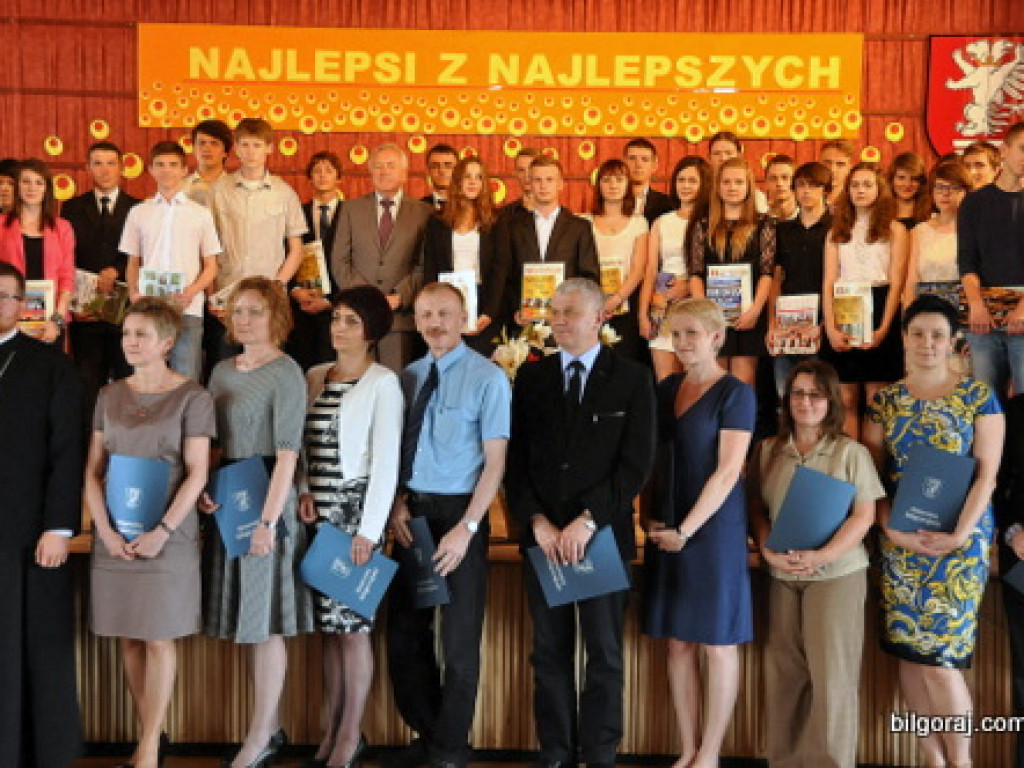 Starosta wyróżnił najlepszych uczniów i nauczycieli (FOTO)