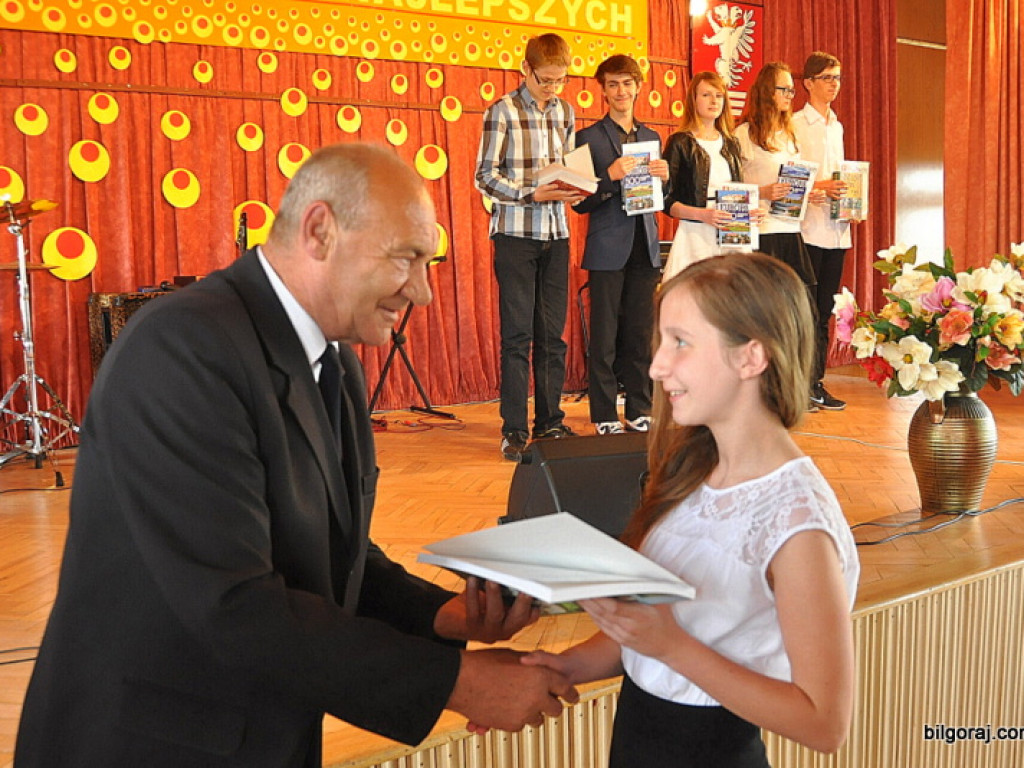 Starosta wyróżnił najlepszych uczniów i nauczycieli (FOTO)
