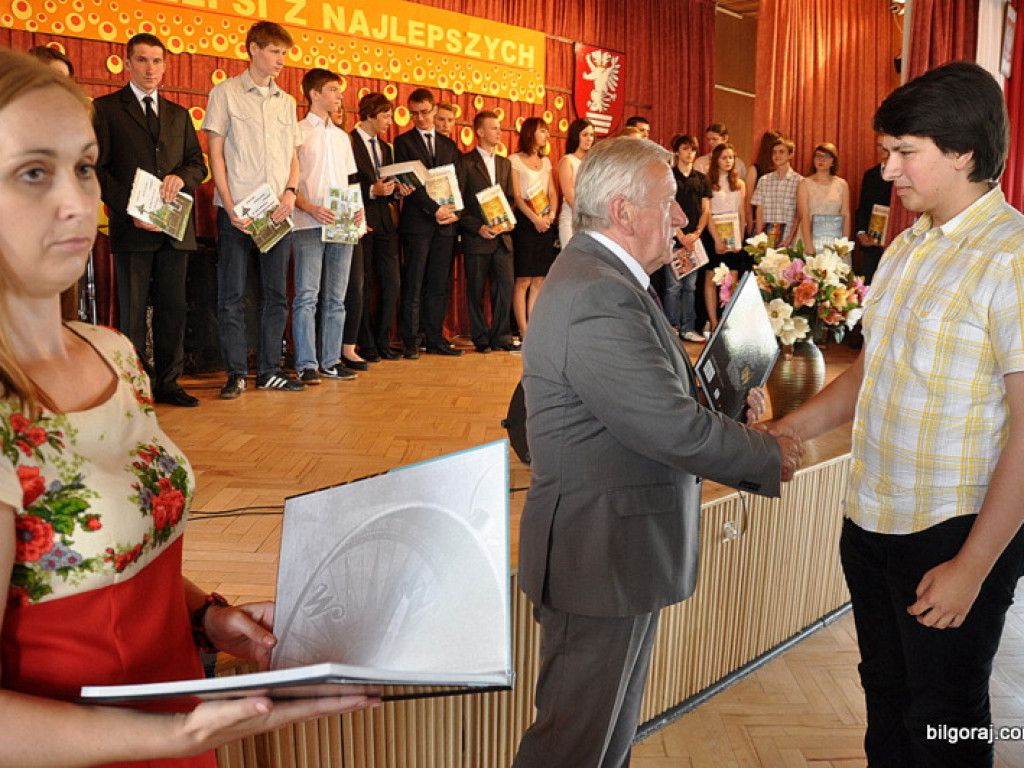 Starosta wyróżnił najlepszych uczniów i nauczycieli (FOTO)