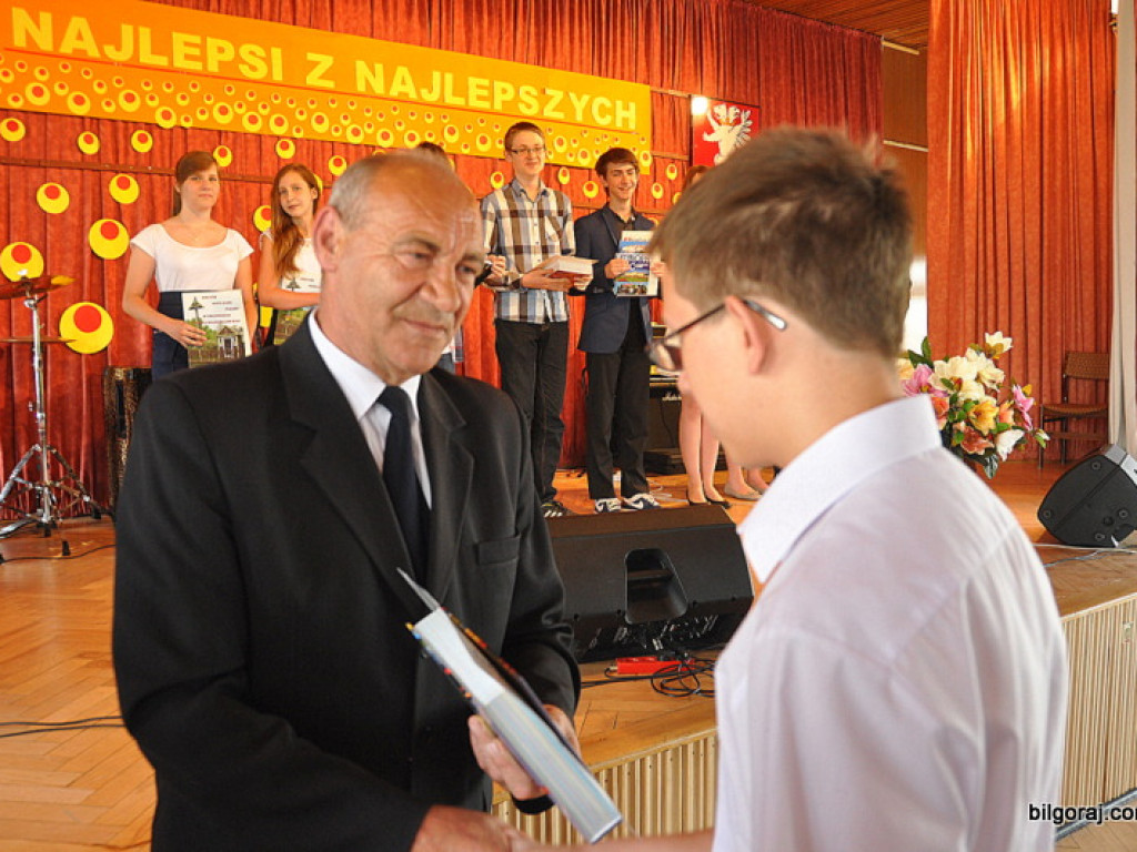 Starosta wyróżnił najlepszych uczniów i nauczycieli (FOTO)