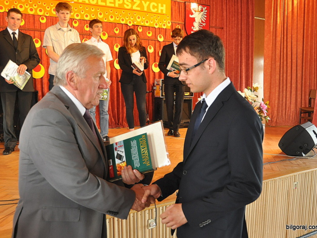 Starosta wyróżnił najlepszych uczniów i nauczycieli (FOTO)