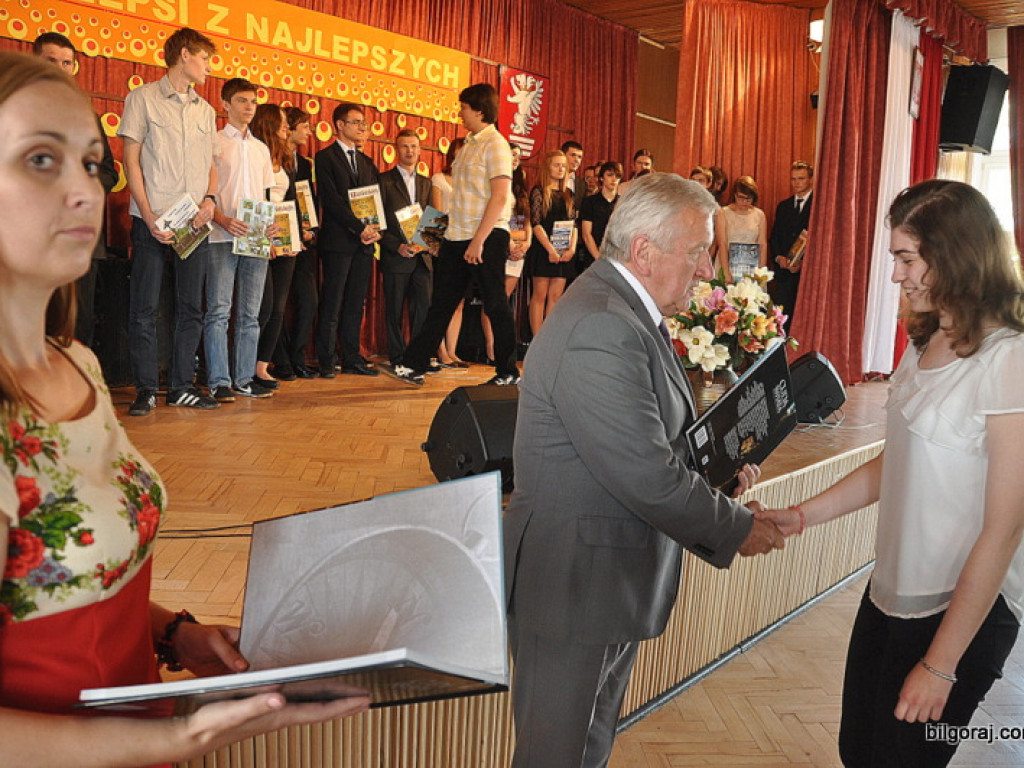 Starosta wyróżnił najlepszych uczniów i nauczycieli (FOTO)