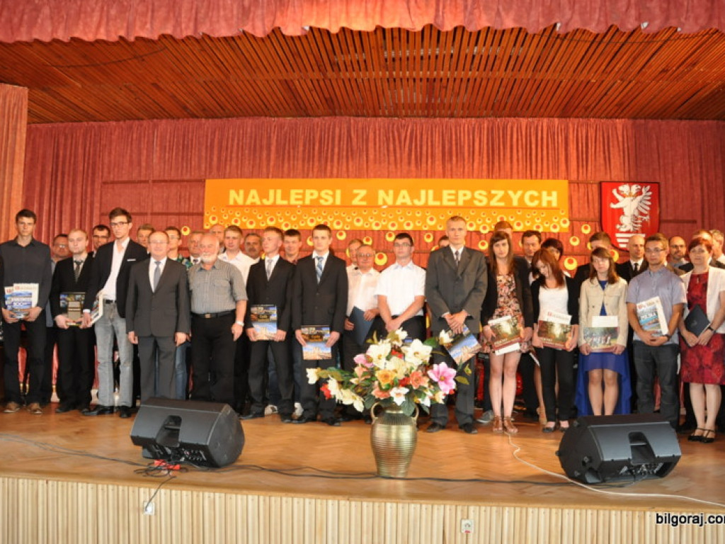 Starosta wyróżnił najlepszych uczniów i nauczycieli (FOTO)