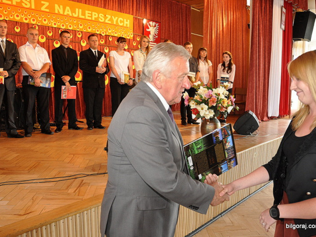 Starosta wyróżnił najlepszych uczniów i nauczycieli (FOTO)