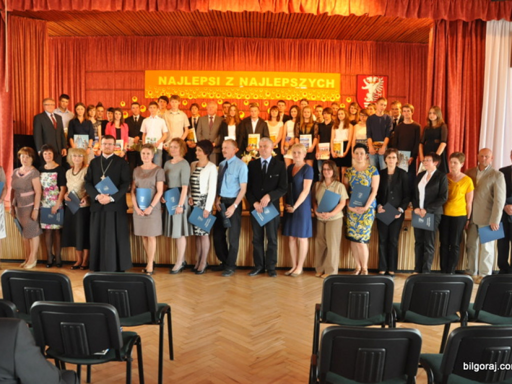 Starosta wyróżnił najlepszych uczniów i nauczycieli (FOTO)