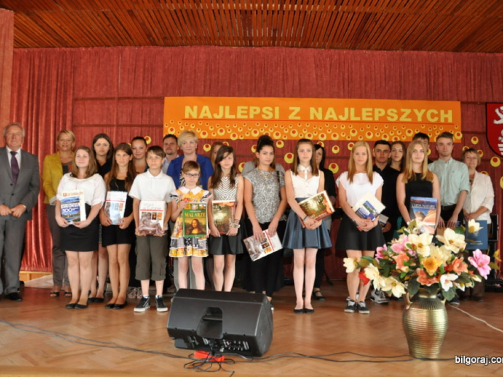 Starosta wyróżnił najlepszych uczniów i nauczycieli (FOTO)