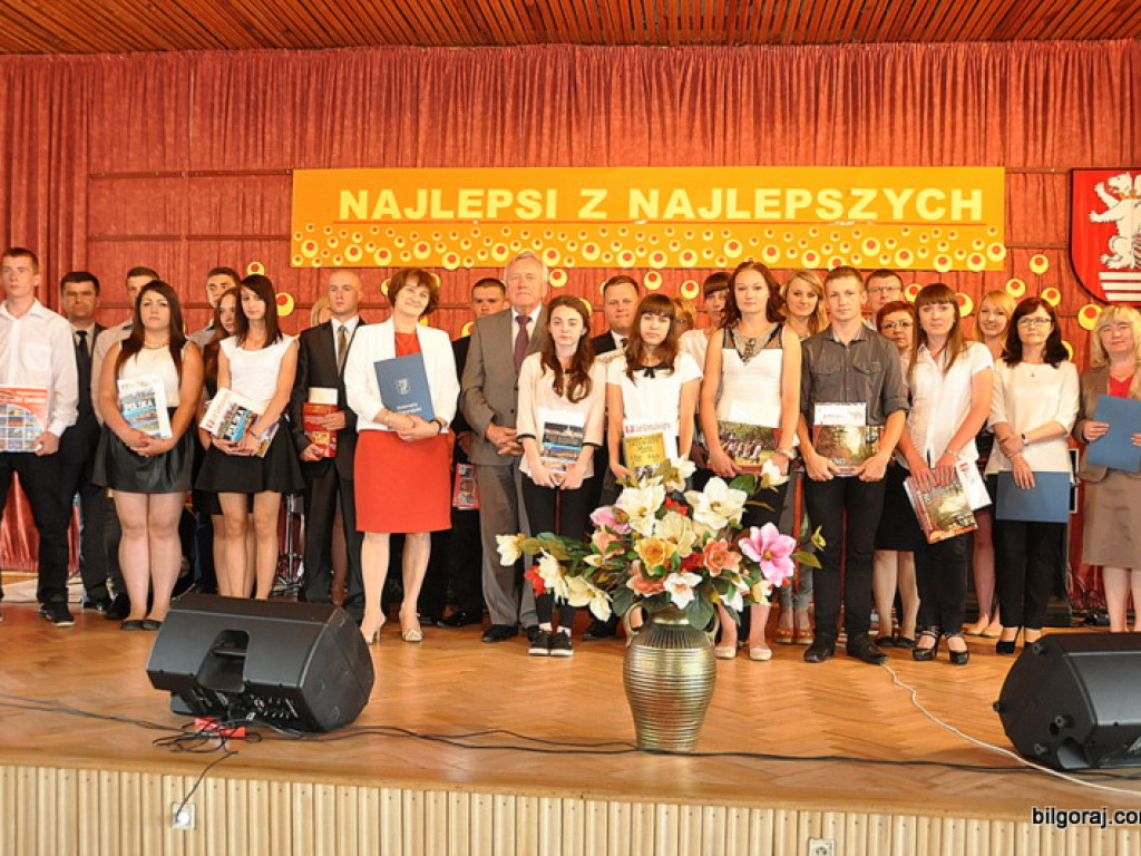 Starosta wyróżnił najlepszych uczniów i nauczycieli (FOTO)