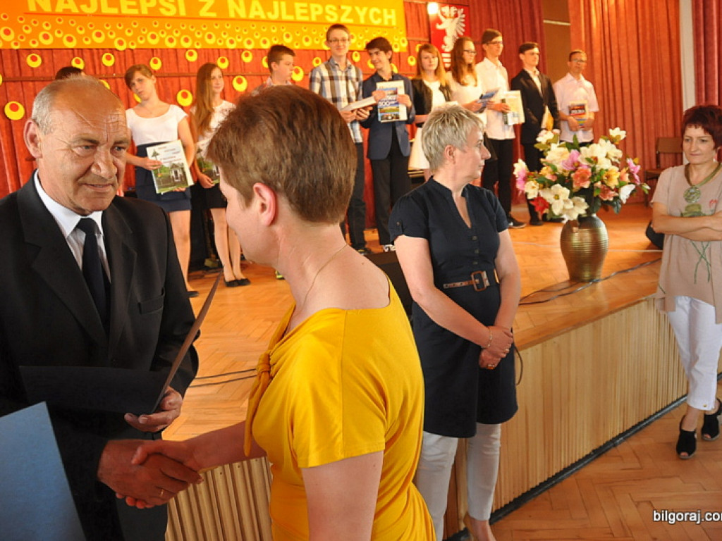 Starosta wyróżnił najlepszych uczniów i nauczycieli (FOTO)