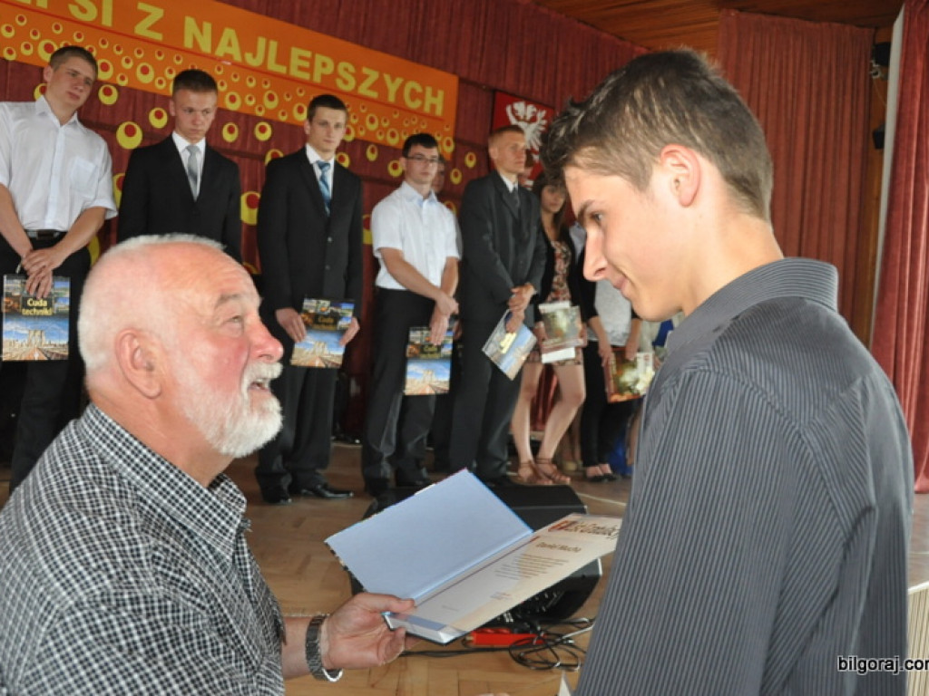 Starosta wyróżnił najlepszych uczniów i nauczycieli (FOTO)
