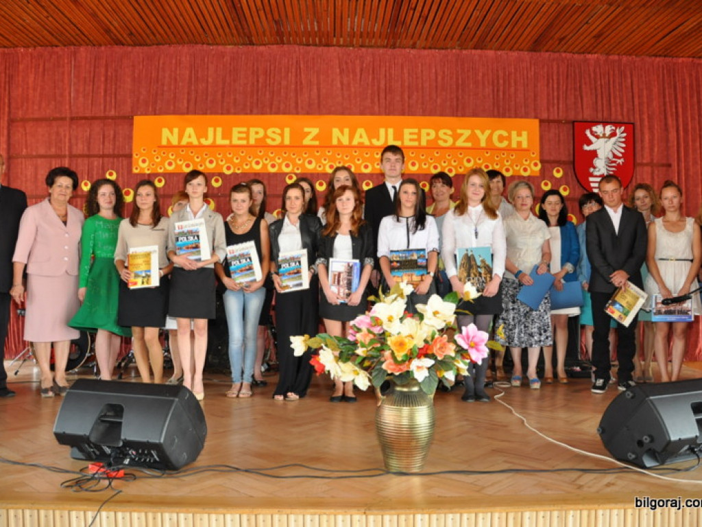Starosta wyróżnił najlepszych uczniów i nauczycieli (FOTO)