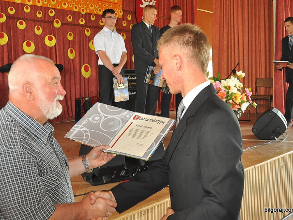 Starosta wyróżnił najlepszych uczniów i nauczycieli (FOTO)
