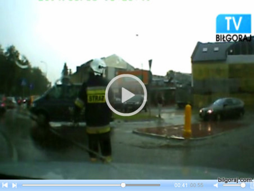 Oberwanie chmury nad Biłgorajem. Podtopienia, zalane ulice, chodniki (VIDEO)
