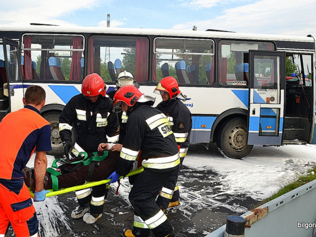 Zderzenie autobusu i trzech aut osobowych (ćwiczenia KSRG)