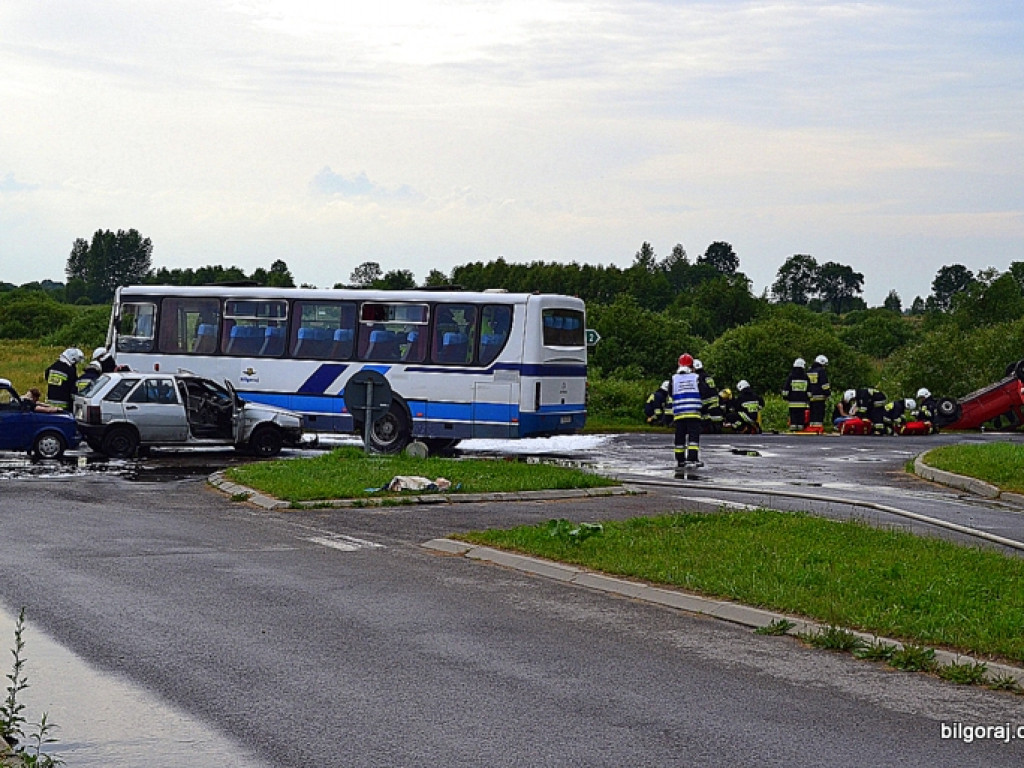 Zderzenie autobusu i trzech aut osobowych (ćwiczenia KSRG)