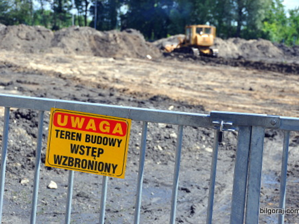 Dawnego boiska i starej bieżni już nie ma. Ruszyły prace przy OSiR