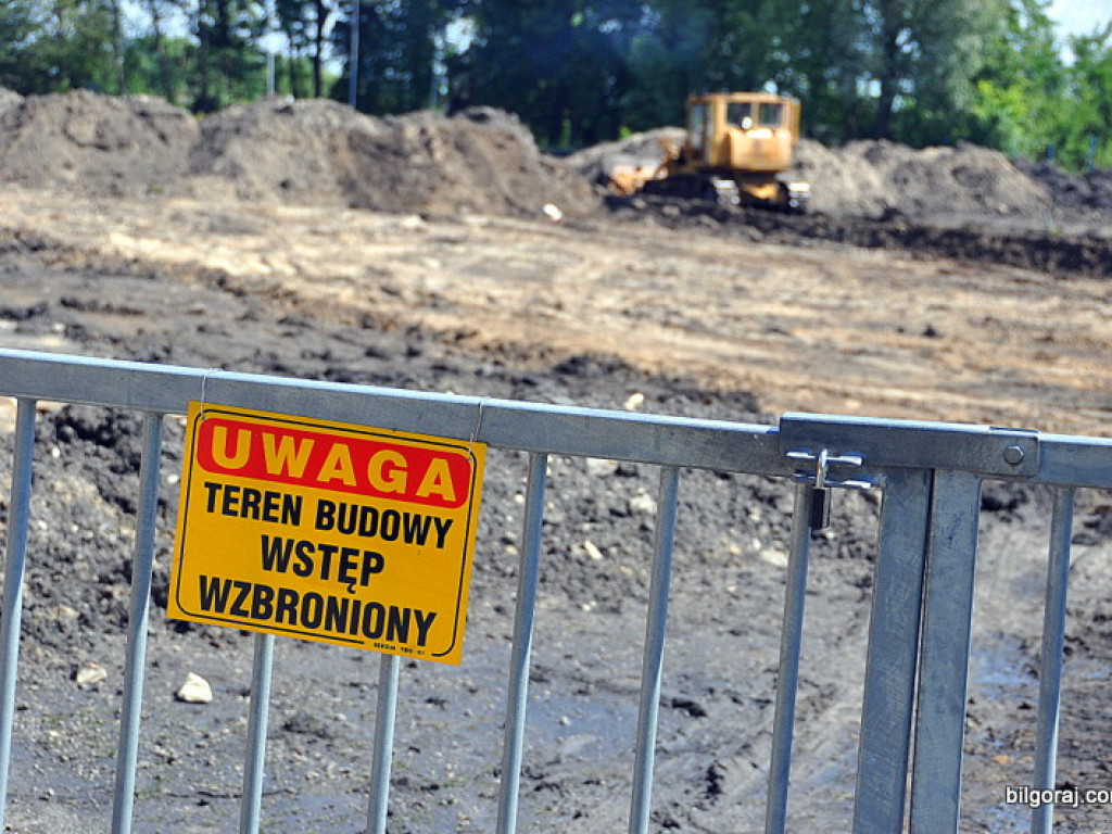 Dawnego boiska i starej bieżni już nie ma. Ruszyły prace przy OSiR