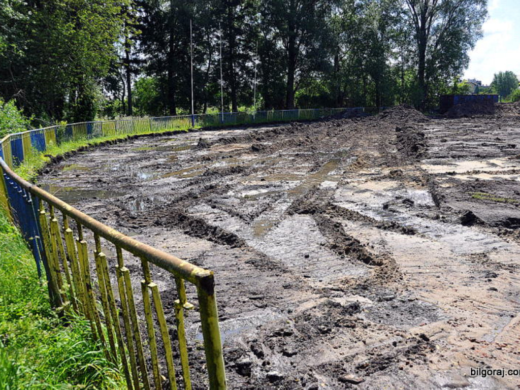 Dawnego boiska i starej bieżni już nie ma. Ruszyły prace przy OSiR