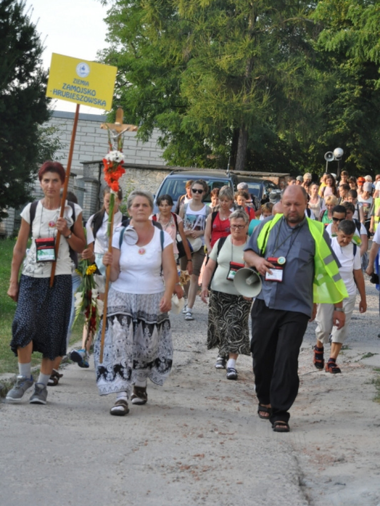 Pielgrzymi w drodze na Jasną Górę dotarli do Biłgoraja (FOTO)