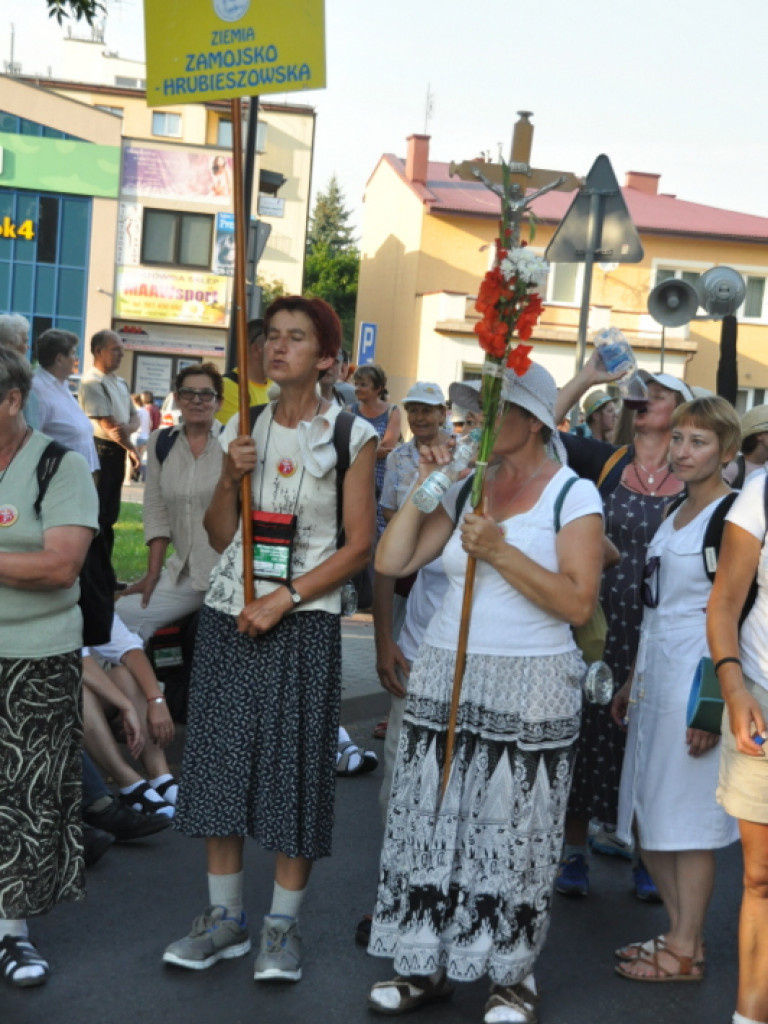 Pielgrzymi w drodze na Jasną Górę dotarli do Biłgoraja (FOTO)