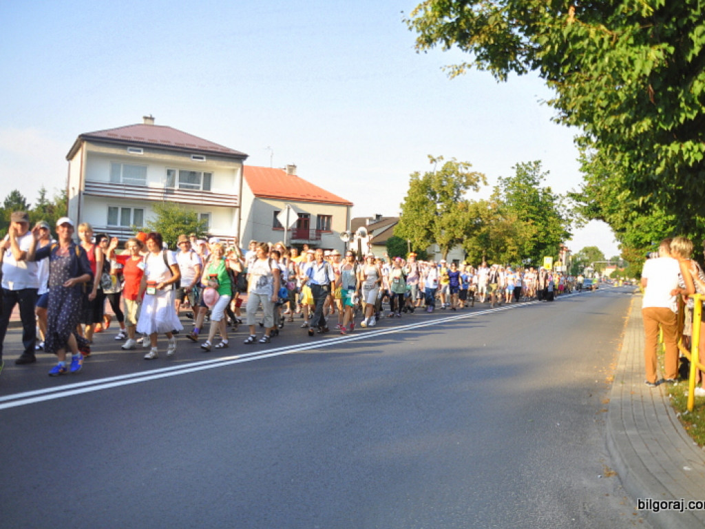 Pielgrzymi w drodze na Jasną Górę dotarli do Biłgoraja (FOTO)