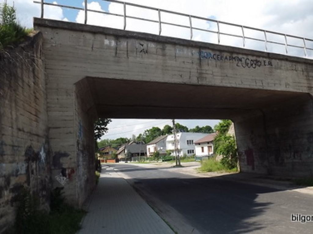 Wiadukt kolejowy w Dąbrowicy pomalowany (FOTO)