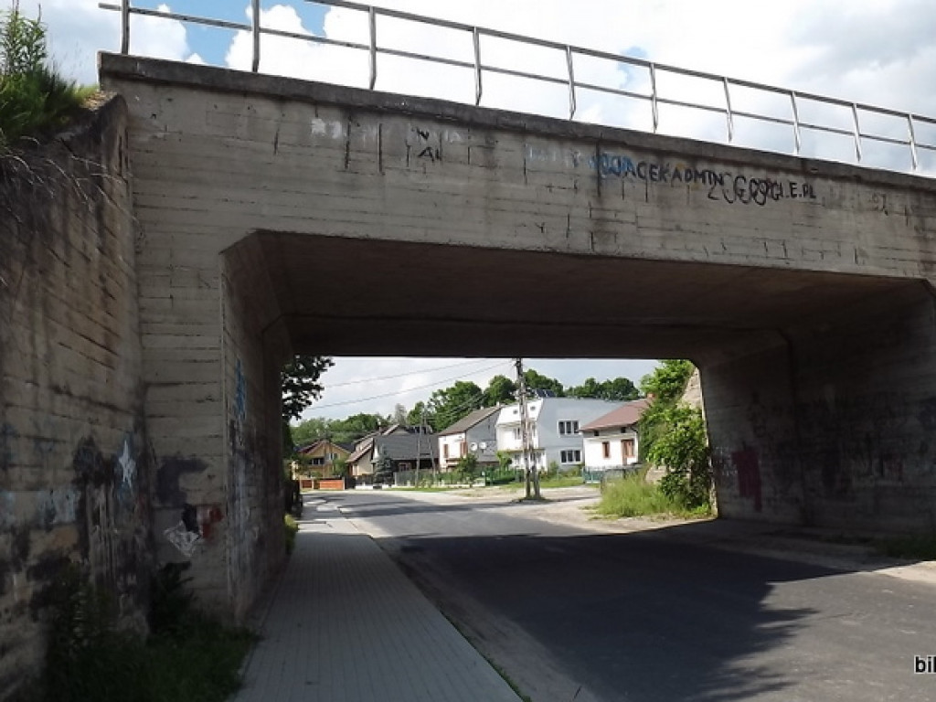 Wiadukt kolejowy w Dąbrowicy pomalowany (FOTO)