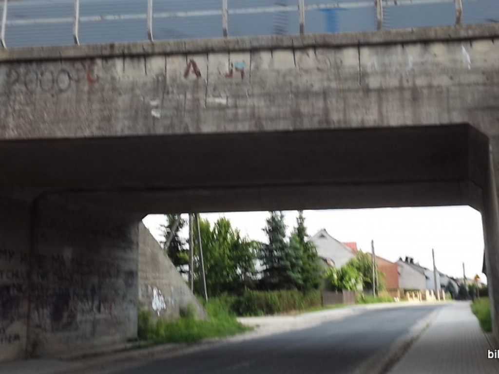 Wiadukt kolejowy w Dąbrowicy pomalowany (FOTO)