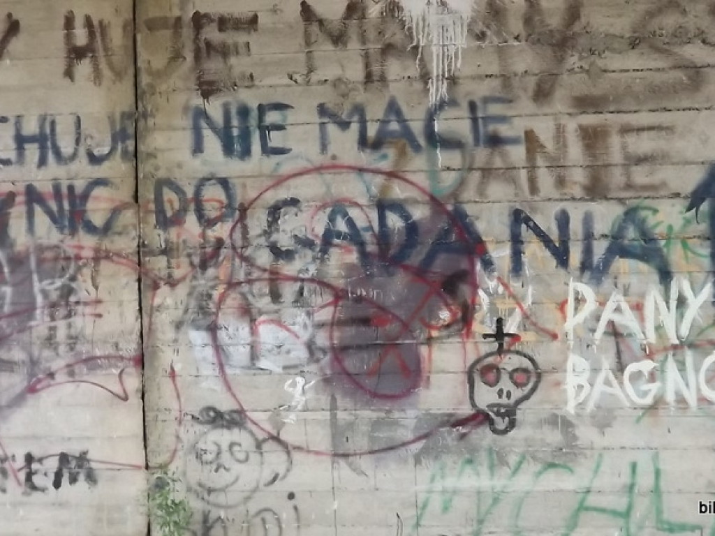 Wiadukt kolejowy w Dąbrowicy pomalowany (FOTO)