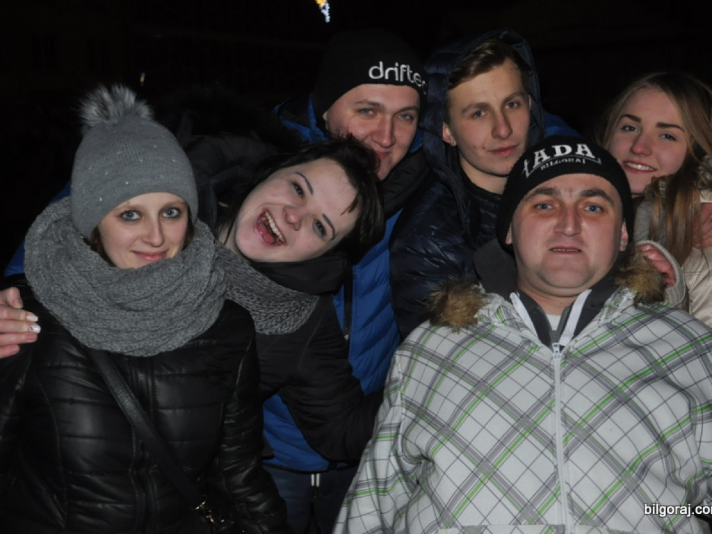Sylwester 2014. Mieszkańcy Biłgoraja przywitali Nowy Rok pod ratuszem (FOTO)