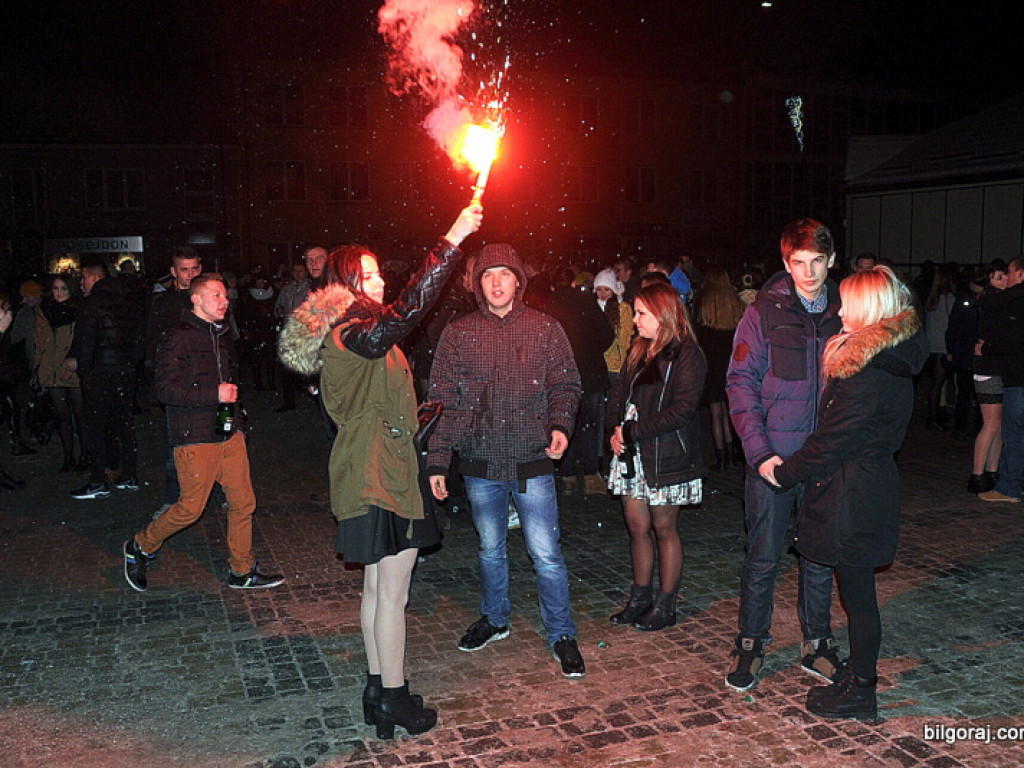 Sylwester 2014. Mieszkańcy Biłgoraja przywitali Nowy Rok pod ratuszem (FOTO)