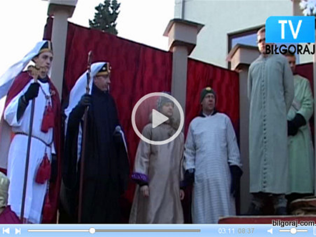 Trzej Królowie na ulicach Biłgoraja szukali Nowonarodzonego Jezusa (FOTO, VIDEO)