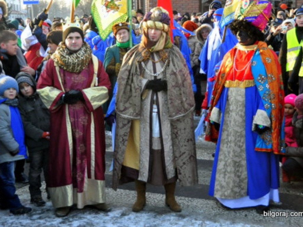 Trzej Królowie na ulicach Biłgoraja szukali Nowonarodzonego Jezusa (FOTO, VIDEO)