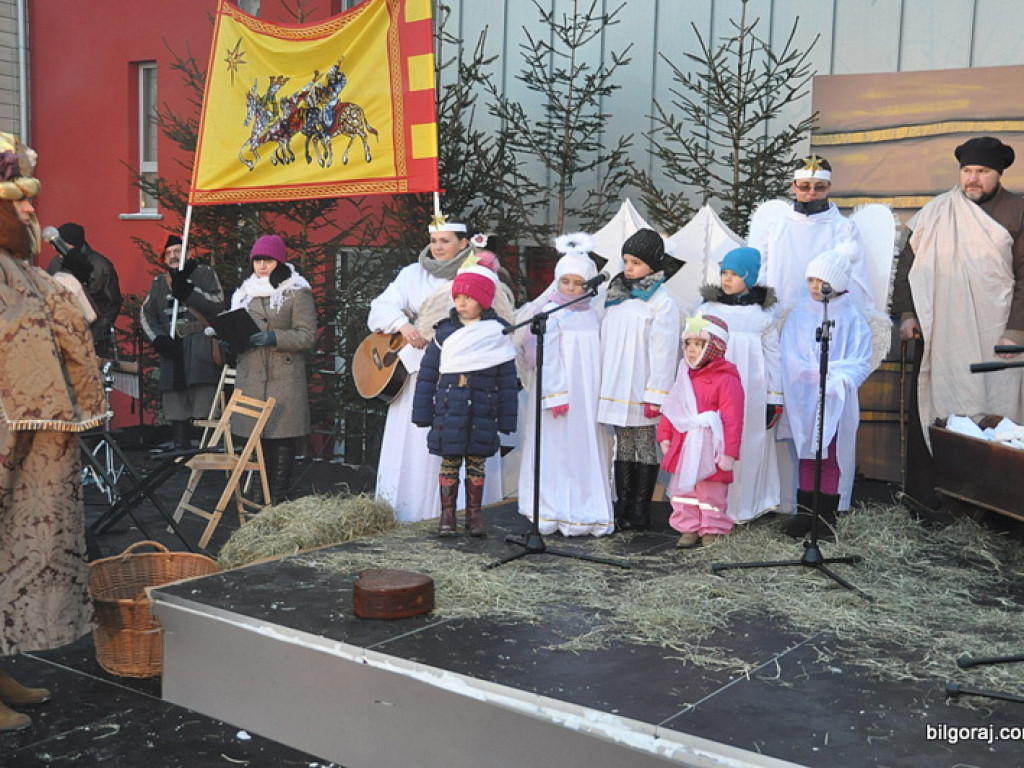 Trzej Królowie na ulicach Biłgoraja szukali Nowonarodzonego Jezusa (FOTO, VIDEO)