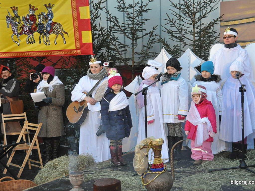 Trzej Królowie na ulicach Biłgoraja szukali Nowonarodzonego Jezusa (FOTO, VIDEO)