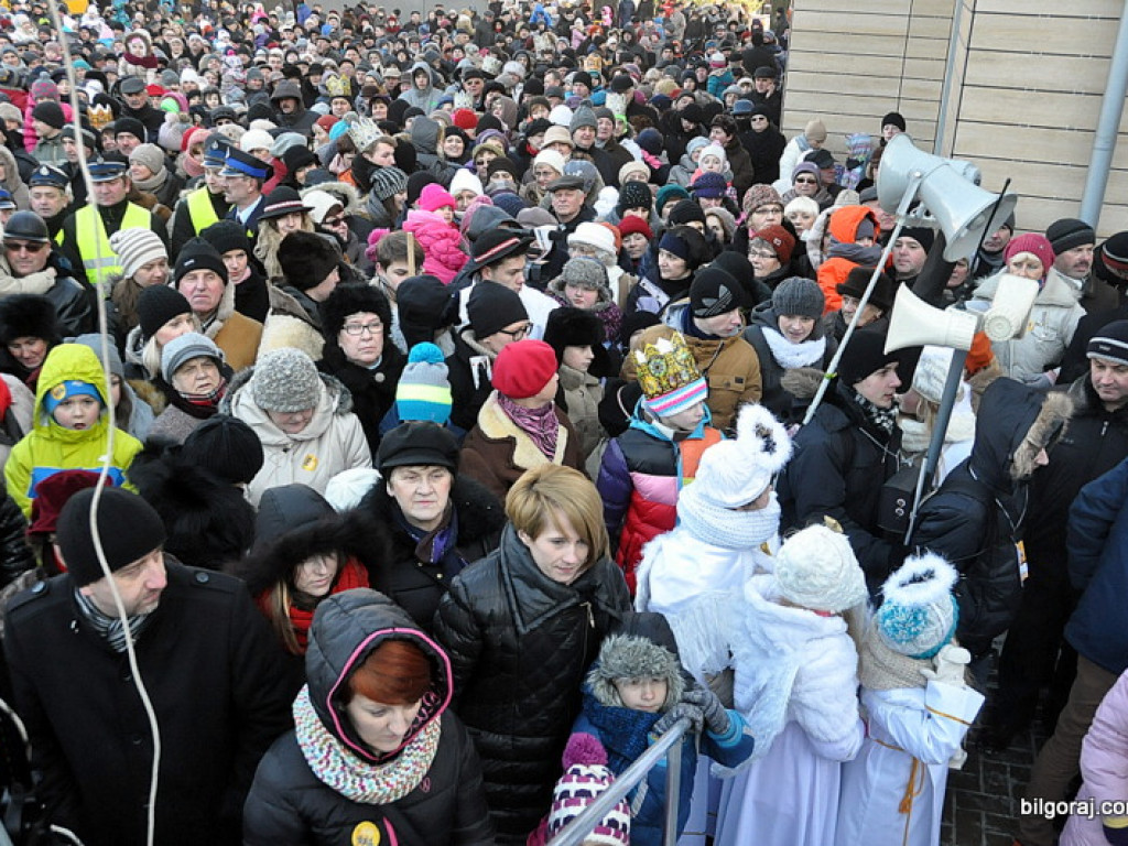 Trzej Królowie na ulicach Biłgoraja szukali Nowonarodzonego Jezusa (FOTO, VIDEO)