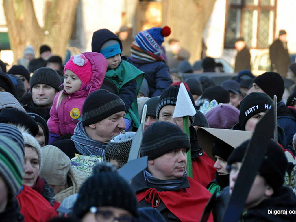 Trzej Królowie na ulicach Biłgoraja szukali Nowonarodzonego Jezusa (FOTO, VIDEO)