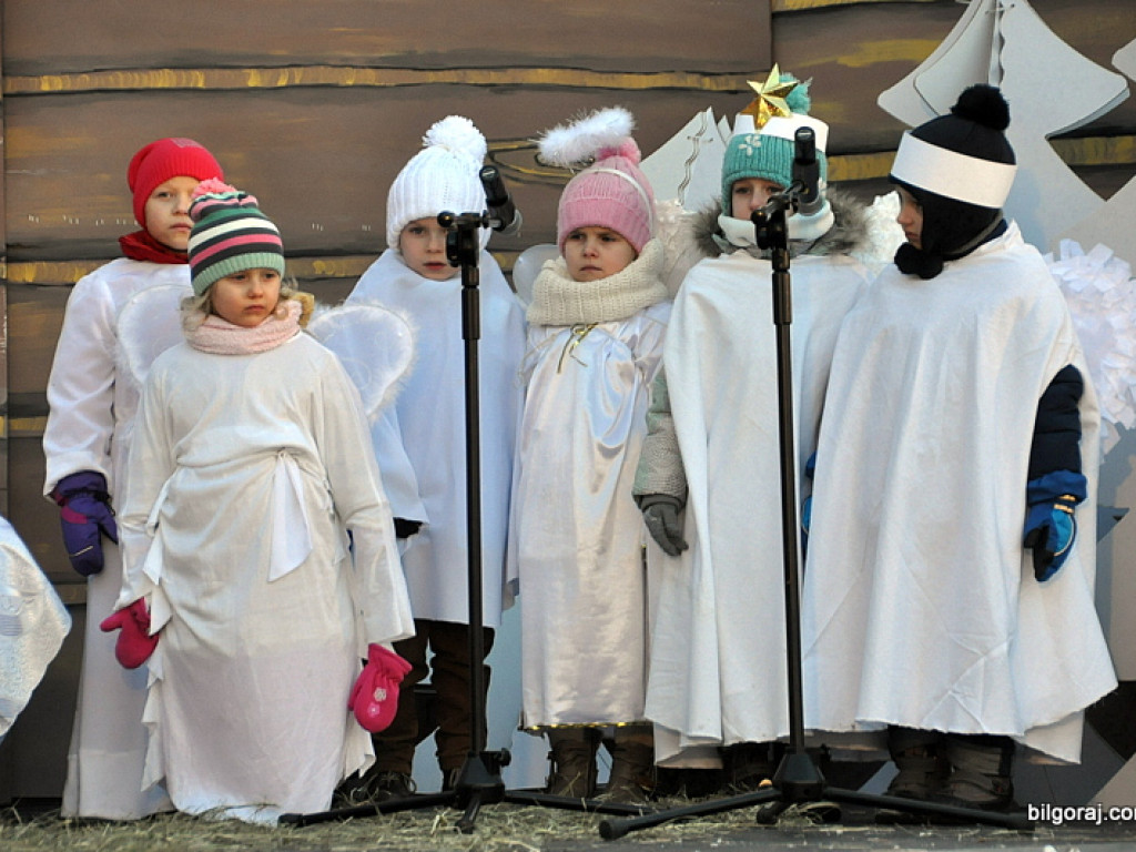 Trzej Królowie na ulicach Biłgoraja szukali Nowonarodzonego Jezusa (FOTO, VIDEO)