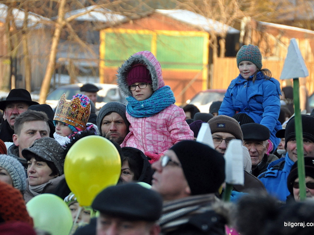 Trzej Królowie na ulicach Biłgoraja szukali Nowonarodzonego Jezusa (FOTO, VIDEO)