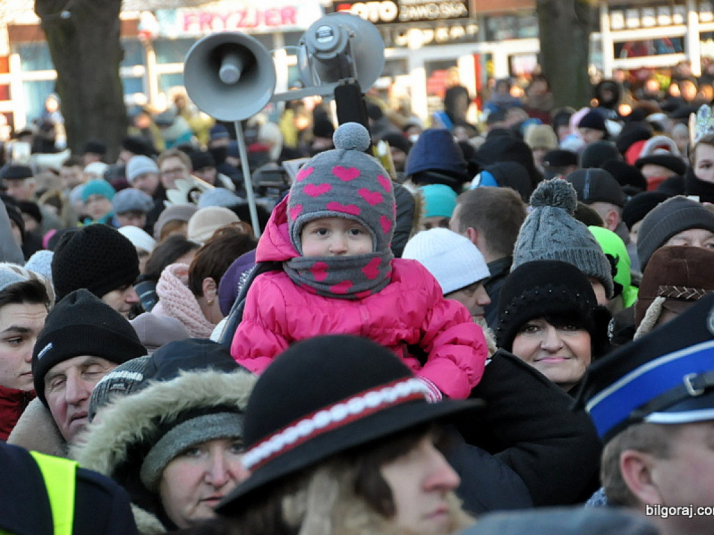 Trzej Królowie na ulicach Biłgoraja szukali Nowonarodzonego Jezusa (FOTO, VIDEO)