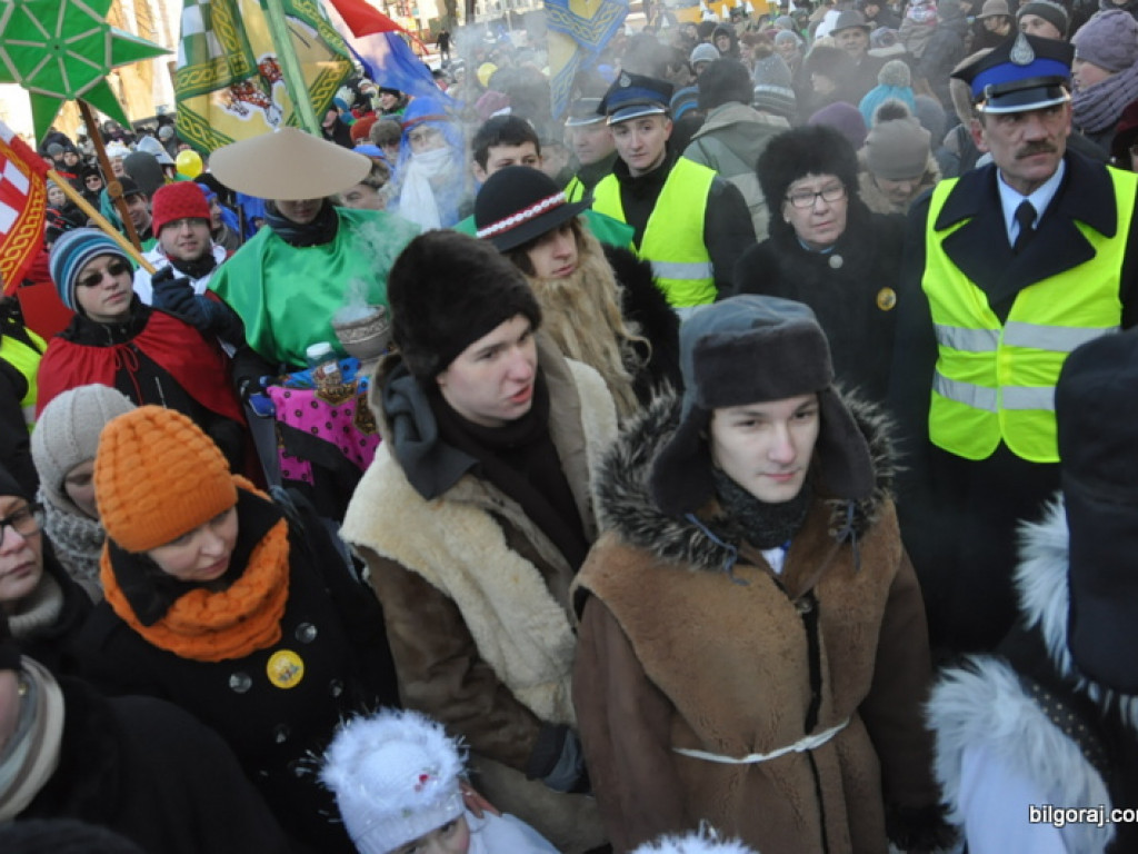 Trzej Królowie na ulicach Biłgoraja szukali Nowonarodzonego Jezusa (FOTO, VIDEO)