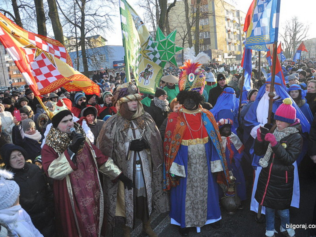Trzej Królowie na ulicach Biłgoraja szukali Nowonarodzonego Jezusa (FOTO, VIDEO)
