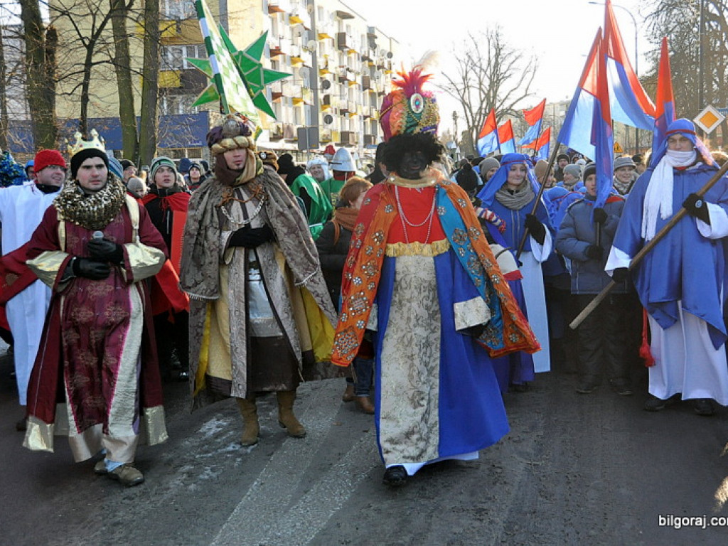 Trzej Królowie na ulicach Biłgoraja szukali Nowonarodzonego Jezusa (FOTO, VIDEO)